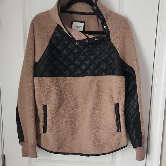 Abercrombie & Fitch Cream and Black Fleece - Picture 3 of 6